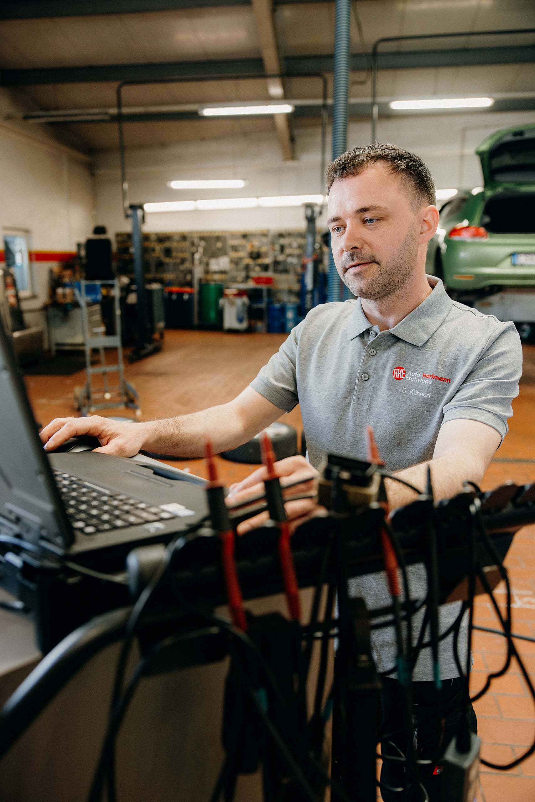 Moderne Fahrzeugdiagnose durch erfahrenes Fachpersonal Kfz-Meister bei der digitalen Fahrzeugdiagnose